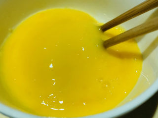 6、鸡蛋豆腐羹,打散鸡蛋；