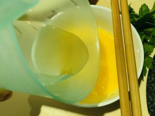 7、鸡蛋豆腐羹,加入温水，大概1比1的比例；