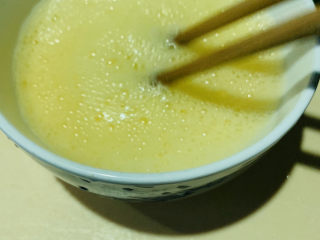 8、鸡蛋豆腐羹,不断搅拌至有较多泡泡；