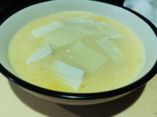 9、鸡蛋豆腐羹,倒入豆腐中；