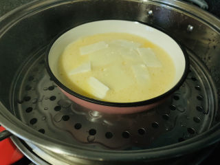 10、鸡蛋豆腐羹,蒸锅水先烧开，然后放入蒸，调中小火蒸即可；