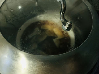 15、鸡蛋豆腐羹,盖上锅盖再焖几分钟；