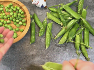 1、网红米饭,新鲜的青豆 适量就可以