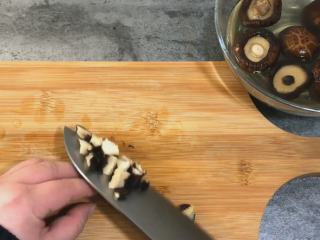 3、网红米饭,泡发过的香菇切丁 新鲜的香菇也可以