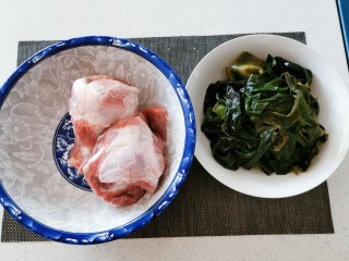1、海带骨头汤,猪大骨和海带
