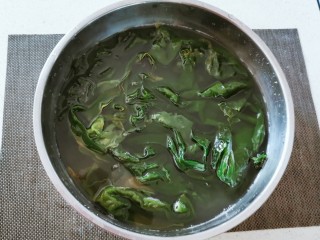 3、海带骨头汤,盐渍海带用清水多次冲洗 浸泡