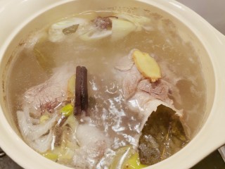 11、海带骨头汤,中间照看 观察