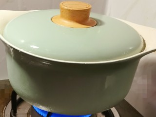 10、海带骨头汤,盖上盖子 保持温度