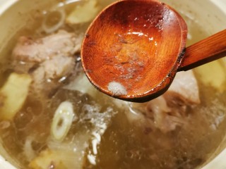 12、海带骨头汤,撇去浮末  继续小火 加盖煮制