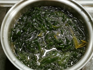 14、海带骨头汤,放入海带丝  煮熟