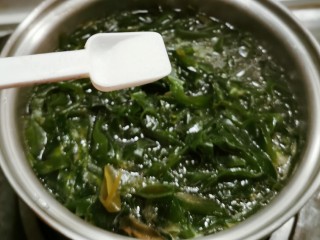 15、海带骨头汤,根据家人口味放入盐调味