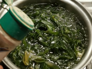 16、海带骨头汤,放入胡椒粉增香  关火