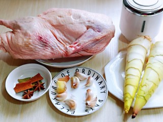 1、笋干老鸭汤,准备食材。