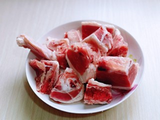 2、笋干老鸭汤,将老鸭切块。