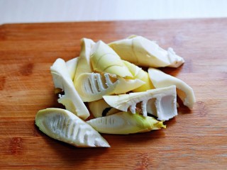 6、笋干老鸭汤,春笋去皮切块。