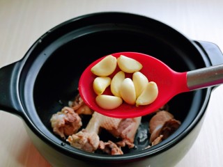 8、笋干老鸭汤,加入去皮的大蒜。