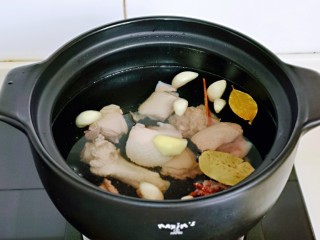 11、笋干老鸭汤,一次性加够水量，大火烧开。