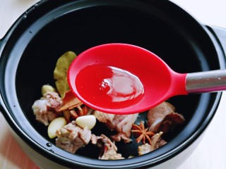 10、笋干老鸭汤,再加入1勺料酒。