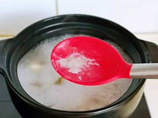 12、笋干老鸭汤,烧开后撇出沫子，转小火慢熬2小时左右。(时间自己掌握)