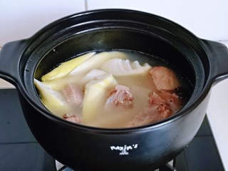 13、笋干老鸭汤,约1个半小时时加入切好的笋。