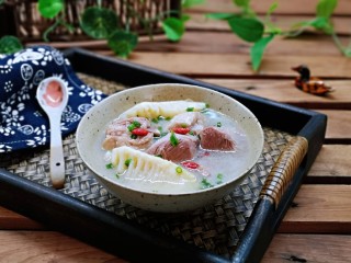 16、笋干老鸭汤,盛出，撒上葱花，枸杞，美美的享用吧！