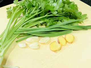 1、砂锅鱼头煲,将辅料芹菜，蒜头，姜等洗净切好，待用；