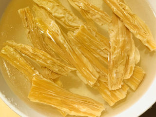 2、砂锅鱼头煲,腐竹用温水浸泡；