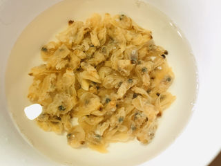 4、砂锅鱼头煲,蛤蜊干泡水；