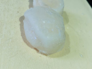 5、砂锅鱼头煲,两个冰冻大鲜贝；