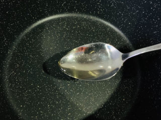 6、砂锅鱼头煲,锅里加油；