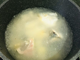 10、砂锅鱼头煲,稍微炒香蛤蜊干，加入清水；