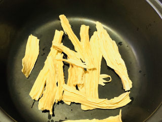 11、砂锅鱼头煲,将泡好的腐竹先放入砂锅；