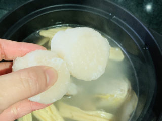 13、砂锅鱼头煲,同时将大鲜贝也加入锅里；