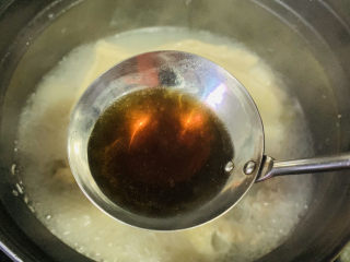 16、砂锅鱼头煲,加少许料酒；