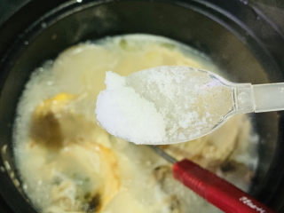 17、砂锅鱼头煲,叫少许盐；