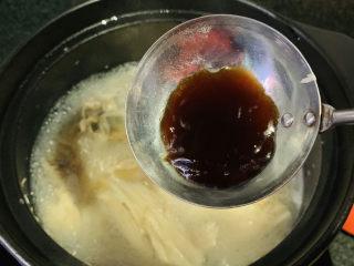 18、砂锅鱼头煲,加少许蚝油；