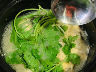 20、砂锅鱼头煲,芹菜快速搅拌就可出锅；