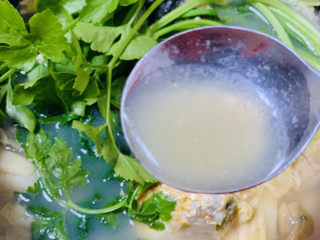 21、砂锅鱼头煲,汤汁鲜美