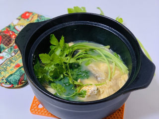 22、砂锅鱼头煲,而且装在砂锅不容易凉；