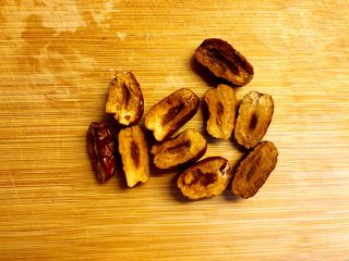 3、猴头菇煲鸡汤,红枣洗净去核。