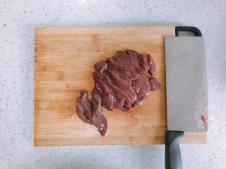 2、猪肝瘦肉粥,把猪肝切成片状。