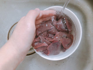 3、猪肝瘦肉粥,切完之后用清水洗去浮末。