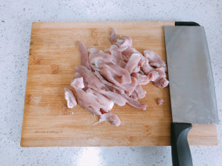 5、猪肝瘦肉粥,把猪肉切成片状。