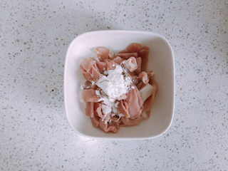 6、猪肝瘦肉粥,猪肉加入生粉，盐。