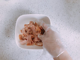 8、猪肝瘦肉粥,抓匀腌制15分钟。