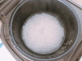 14、猪肝瘦肉粥,煮出粥状之后打开锅盖。