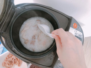 18、猪肝瘦肉粥,用勺子搅拌，再煮10分钟。