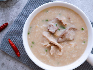 19、猪肝瘦肉粥,最后撒上葱花就可以开动了。