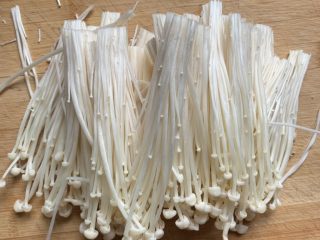 1、凉拌金针菇,金针菇去老根，撕碎，洗净