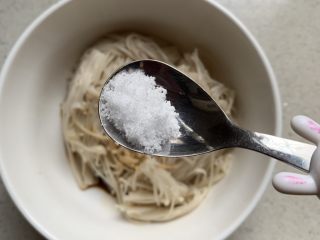 8、凉拌金针菇,来点白糖